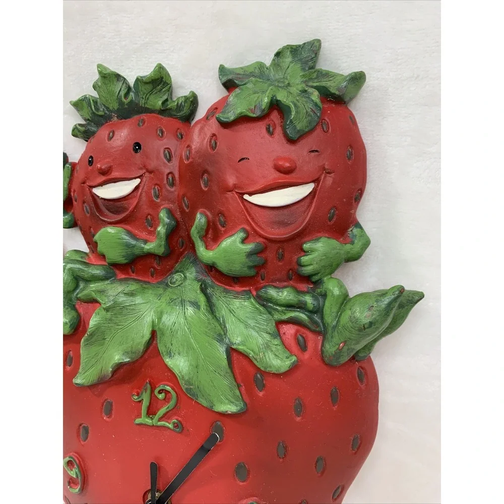 Vintage Anthromorphic Laughing Face Strawberry Red Retro Kitchen Clock Untested‎